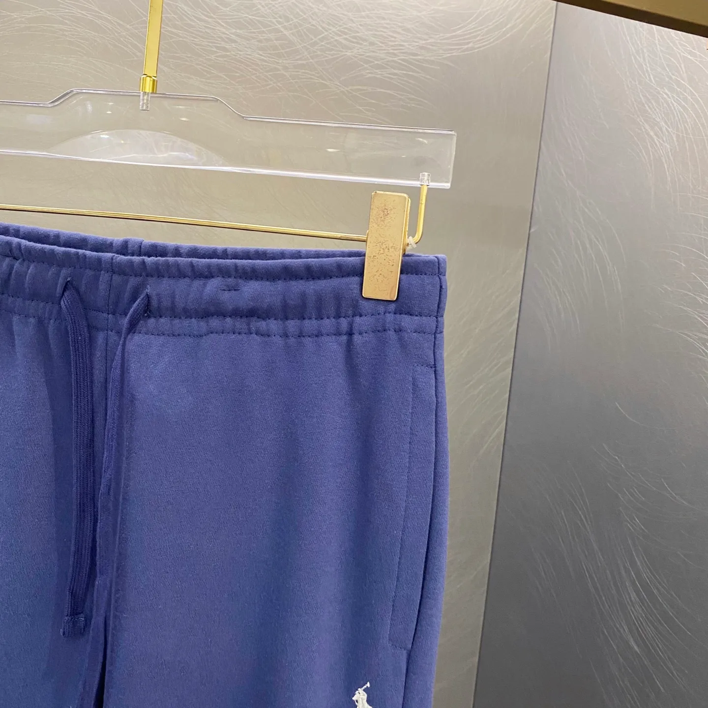 P260 Ralph Lauren/POLO 2025 spring classic embroidered terry solid color sweatpants.           The most high-end exclusive launch in the market! Hot sales online! Embroidered casual terry sweatpants! The upper body is extremely soft and comfortable! The texture, washability, and durability all have a high quality level! Perfect for the season! A cost-effective product that can be used by both men and women! Needless to say, the quality of these amazing pants can be easily worn by both young and old! The first choice for versatile pants for sports and fitness. Casual and everyday, the highlight is the three-dimensional logo embroidery. A simple brand that follows fashion trends. Purely manual measurement, there is an error of 1-2 cm Color: Black Navy Size: M-XXL M: Length 106 Waist 66 Hips 94 Foot 30 L: Length 107 Waist 69 Hips 98 Foot 32 Sleeves and hips: 104, Feet: 36